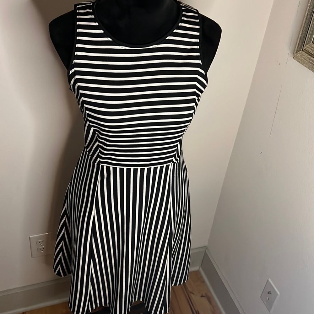 Banana Republic Sz 4 striped sleeveless fit & flare stretch dress black /‎ ivory